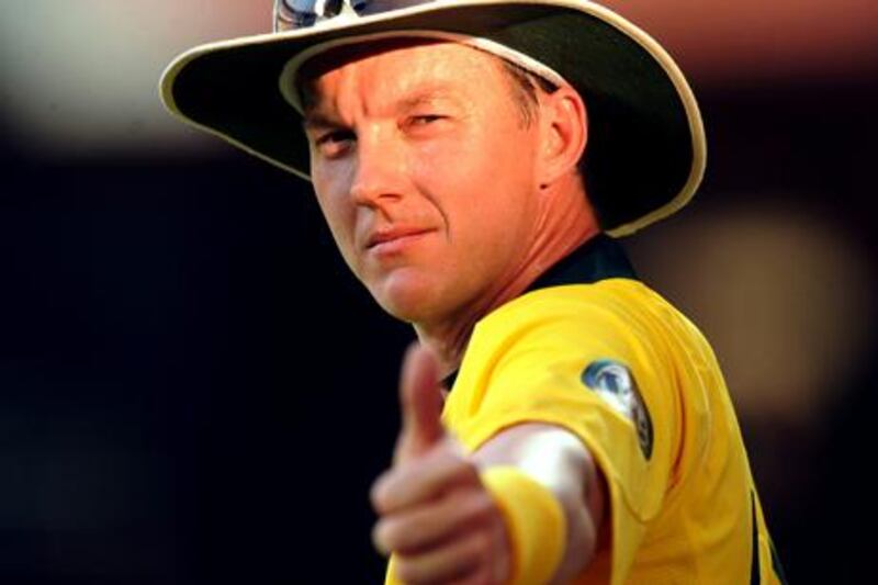 Australian cricketer Brett Lee gestures to the crowd during a warm-up match against India ahead of the 2011 World Cup Cricket tournament, at the M.Chinnaswamy Stadium in Bangalore on February 13, 2011. India were at 213 runs for the loss of nine wickets after 44 overs.  AFP PHOTO/Dibyangshu SARKAR

