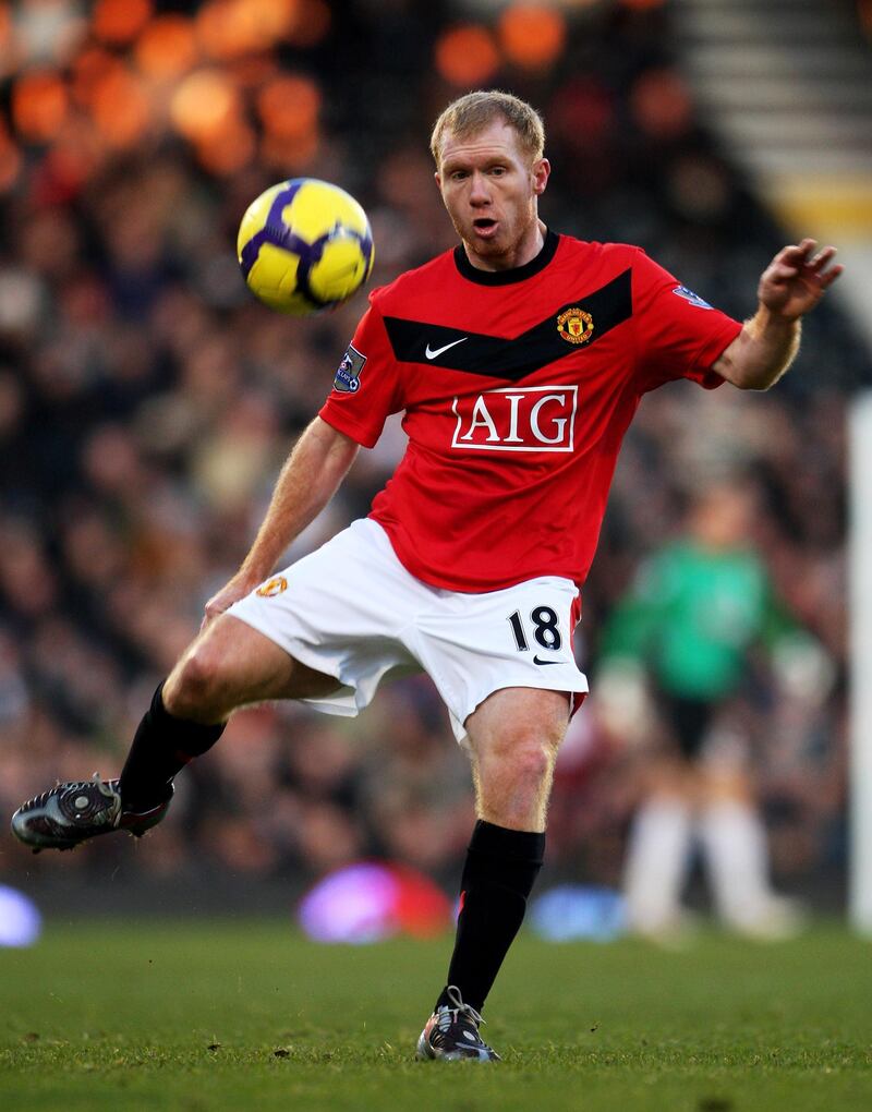 LONDON, ENGLAND - DECEMBER 19:  Paul Scholes of Manchester United controls the ball during the Barclays Premier League match between Fulham and Manchester United at Craven Cottage on December 19, 2009 in London, England.  (Photo by Phil Cole/Getty Images)