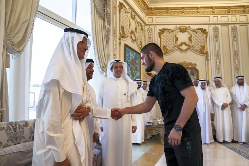 ABU DHABI, UNITED ARAB EMIRATES - September 09, 2019: HH Sheikh Suroor bin Mohamed Al Nahyan (2nd L), greets Dato' Seri Mohamed Azmin bin Ali, Minister of Economic Affairs of Malaysia (R), during a Sea Palace barza.

( Mohamed Al Hammadi / Ministry of Presidential Affairs )
---