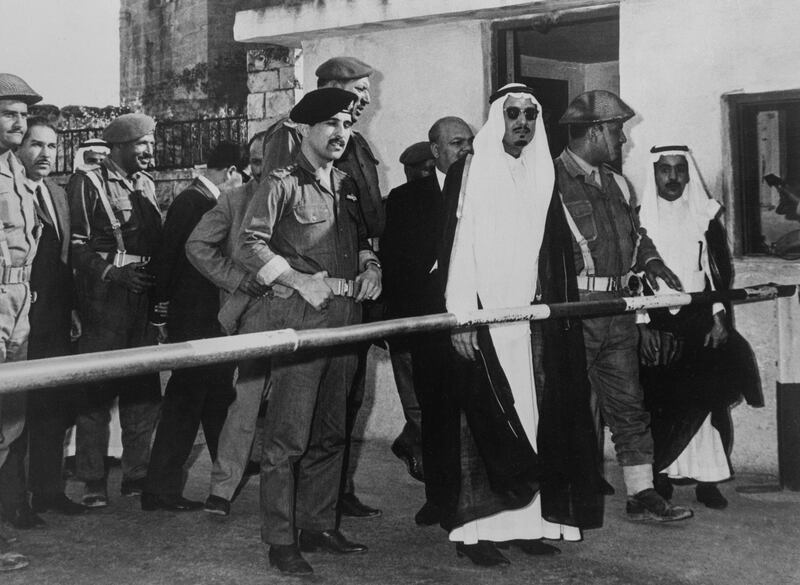 A gauche le prince Mohamed, frÃ¨re du roi Hussein de Jordanie et Ã  droite le prince Mohsen abdul-Aziz, gouverneur saoudite de Madina en visite Ã  la frontiÃ¨re jordanienne, en Jordanie, le 7 juin 1967. (Photo by KEYSTONE-FRANCE/Gamma-Rapho via Getty Images)