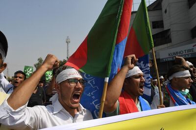 Students of Islami Jamiat Talaba (IJT), a wing of religious political party Pakistan Jamaat-e-Islami (JI), march as they chant slogans following the Supreme Court decision to acquit Christian woman Asia Bibi of blasphemy, in Karachi on November 1, 2018. Pakistan's Imran Khan won praise for his stance against religious hardliners, as demonstrators blocked major roads to protest the Supreme Court's overturning of a blasphemy conviction. / AFP / ASIF HASSAN
