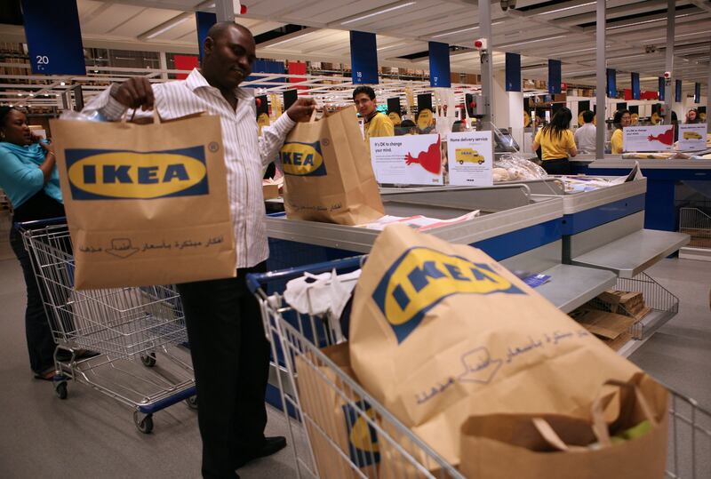 DUBAI-APRIL 21,2008 - shopper load the purchase items into the cart at Ikea in Festival city, Dubai. ( Paulo Vecina/The National ) *** Local Caption *** bz22ikea01.jpg