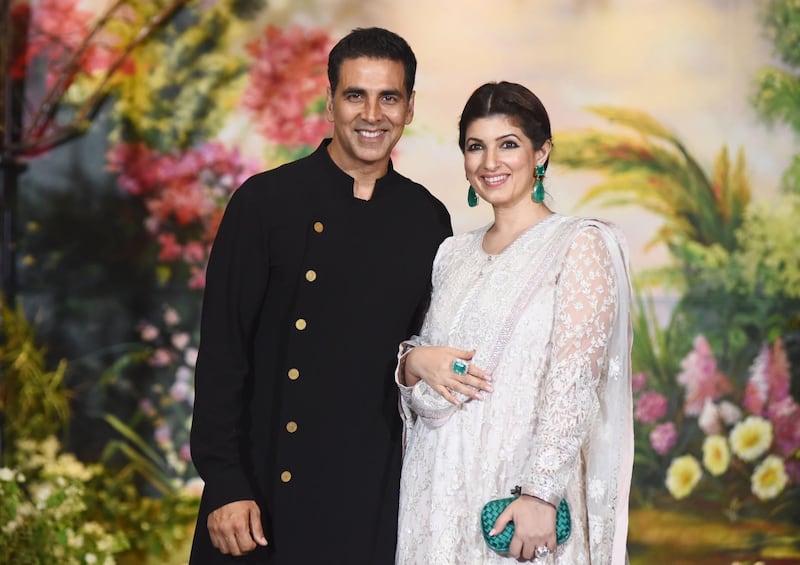 Akshay Kumar and his wife Twinkle Khanna pose for a picture during the wedding reception of actress Sonam Kapoor and businessman Anand Ahuja in Mumbai late on May 8, 2018. / AFP PHOTO / Sujit Jaiswal