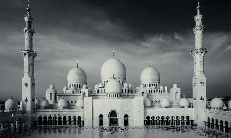 A still from Beno Saradzic's Sheikh Zayed Mosque timelapse video. 