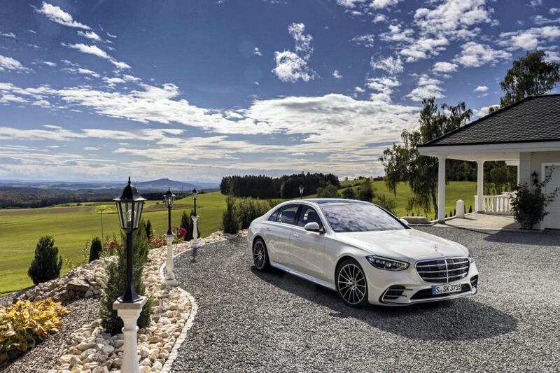 Mercedes-Benz S 500 4MATIC; Exterieur: designo diamantweiss bright, AMG Line; Interieur:  Leder Exklusiv karminrot/schwarz;Krafstoffverbrauch kombiniert (NEFZ): 8,4-7,8 l/100 km, CO2-Emissionen kombiniert (NEFZ): 192-179 g/km*

Mercedes-Benz S 500 4MATIC; exterior: designo diamond white bright, AMG line; interior: leather exclusive carmine red/black;Combined fuel consupmtion (NEDC): 8.4-7.8 l/100 km, combined CO2-emissions (NEDC): 192-179 g/km*