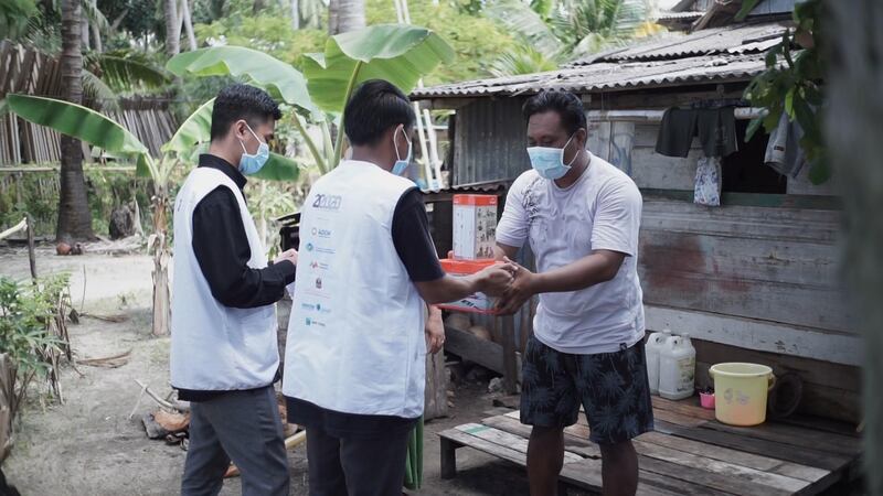 Zayed Sustainability Prize distributes 3,600 solar lanterns to families living on an off-grid Indonesian island. 
