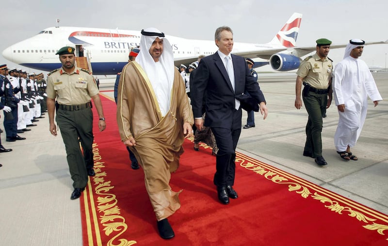 Britain's Prime Minister Tony Blair is welcomed by United Arab Emirates' Crown Prince Sheikh Mohammed Bin Zayed Al Nahyan (front L) upon arriving at Abu Dhabi airport, 19 December 2006. Blair arrived in the United Arab Emirates 19 December on the final leg of a regional tour aimed at boosting peace efforts in the Middle East. His visit to Abu Dhabi is also designed to strengthen ties with moderate Muslim countries in the Gulf and recognise Britain's bilateral trade links with the oil-rich states.
  AFP PHOTO / POOL / REUTERS / Eddie Keogh (Photo by EDDIE KEOGH / POOL / AFP)