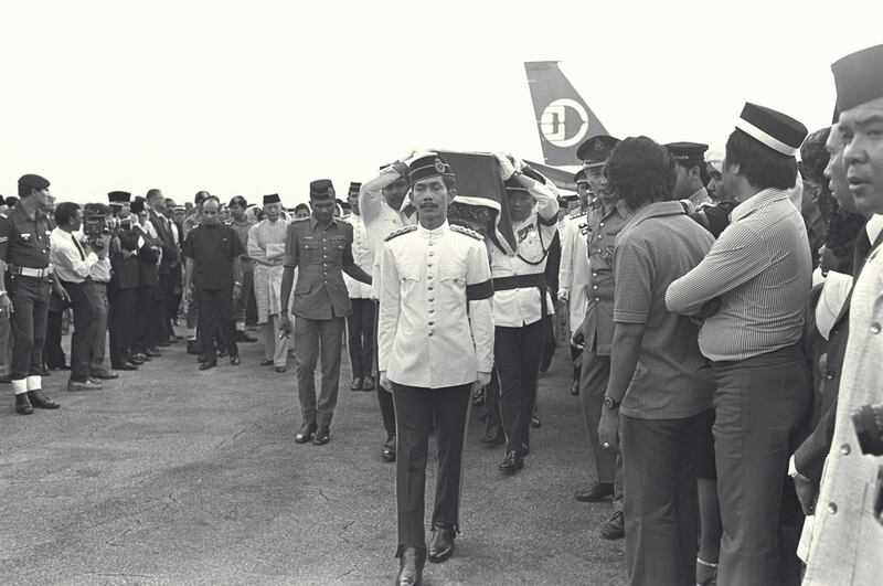 Pall bearers carrying the casket of Tun Abdul Razak to the police hearse at Subang International Airport, Kuala Lumpur, upon arrival from UK. The Malaysian Prime Minister had passed away in London, while undergoing treatment for chronic leukaemia.(Singapore Press via AP Images).