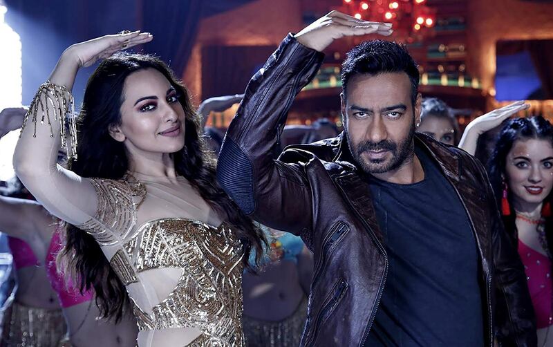 Ajay Devgn and Sonakshi Sinha in Total Dhamaal (2019)