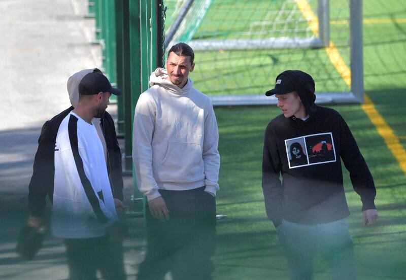 AC Milan's Swedish forward Zlatan Ibrahimovic (C) talks with fans as he leaves the Arsta IP training ground in Stockholm, on Apil 9, 2020 after participating in a training session of the Swedish footboll league club Hammarby's. (Photo by various sources / AFP) / Sweden OUT