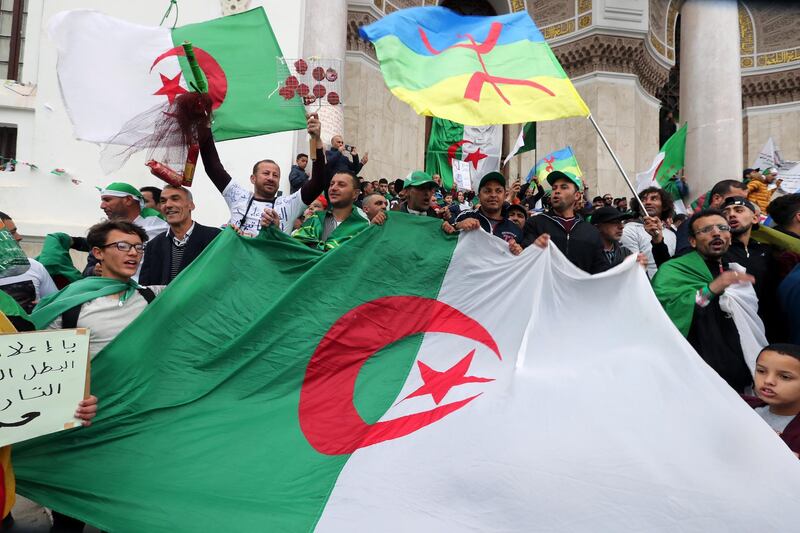 Algerians protest for the departure of the entire regime.