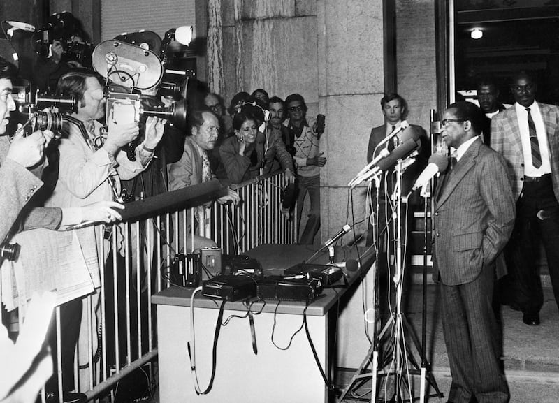 Patriotic Front leader Robert Mugabe (R) gives a press conference, on October 29, 1976 in Geneva. / AFP PHOTO