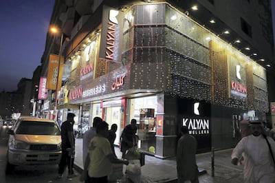 DUBAI , UNITED ARAB EMIRATES , JULY 25 – 2018 :- View of the jewellery shops in Meena Bazaar in Dubai.  ( Pawan Singh / The National )  For News. Story by Ramola