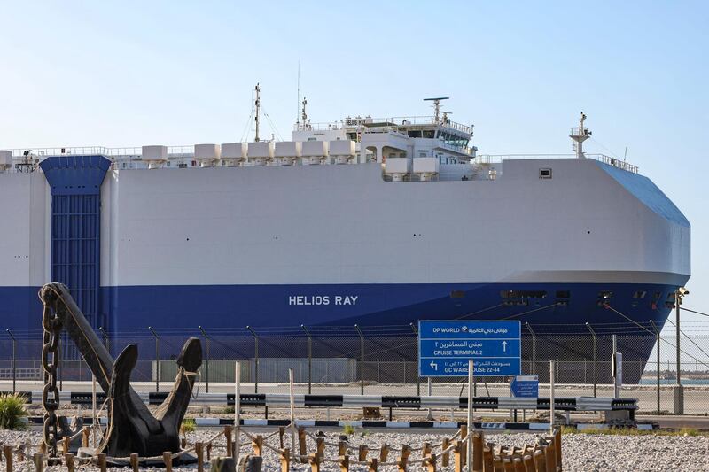 This picture taken on February 28, 2021 shows a view of the Israeli-owned Bahamian-flagged MV Helios Ray cargo ship docked in Dubai's Mina Rashid (Port Rashid) cruise terminal. The MV Helios Ray, a vehicle carrier, was travelling from the Saudi port of Dammam to Singapore when a blast occurred on February 25, according to the London-based Dryad Global maritime security group. / AFP / Giuseppe CACACE
