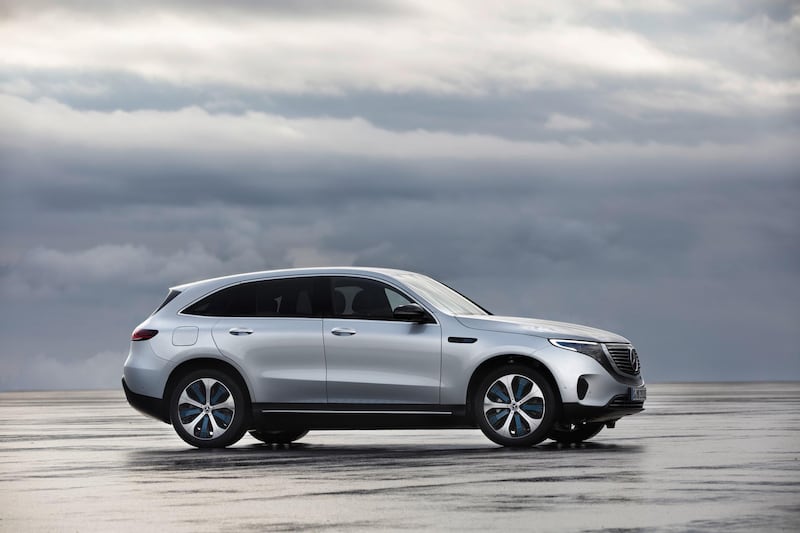 Mercedes-Benz EQC 400 4MATIC, (BR N293) / Hightechsilber / Interior: Electric Art / Der neue Mercedes-Benz EQC - der erste Mercedes-Benz der Produkt- und Technologiemarke EQ. Mit seinem nahtlosen klaren Design ist der EQC ein Vorreiter einer avantgardistischen Elektro-Ästhetik mit wegweisenden Designdetails und markentypischen Farbakzenten außen wie innen.;Stromverbrauch kombiniert: 22,2 kWh/100 km; CO2 Emissionen kombiniert: 0 g/km*, Angaben vorläufig

Mercedes-Benz EQC 400 4MATIC, (BR N293) / hightech silver / Interior: Electric Art / The new Mercedes-Benz EQC - the first Mercedes-Benz under the product and technology brand EQ. With its seamless, clear design, the EQC is a pioneer for an avant-garde electric look with trailblazing design details and colour highlights typical of the brand both inside and out.;combined power consumption: 22.2 kWh/100 km; combined CO2 emissions: 0 g/km*, provisional figures