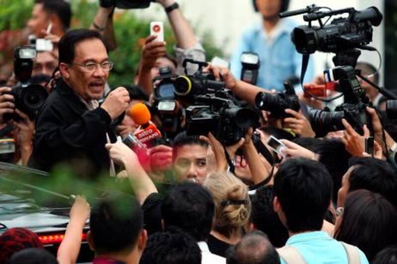 Former Malaysian deputy prime minister Anwar Ibrahim (L) addreess the press as he leaves the Turkish embassador house in Kuala Lumpur on 30 June, 2008.  Malaysian opposition leader Anwar Ibrahim, who took refuge at the Turkish embassy amid threats and sodomy accusations, left after the Malaysian government guaranteed his safety.    AFP PHOTO  MALAYSIA OUT *** Local Caption ***  799959-01-08.jpg