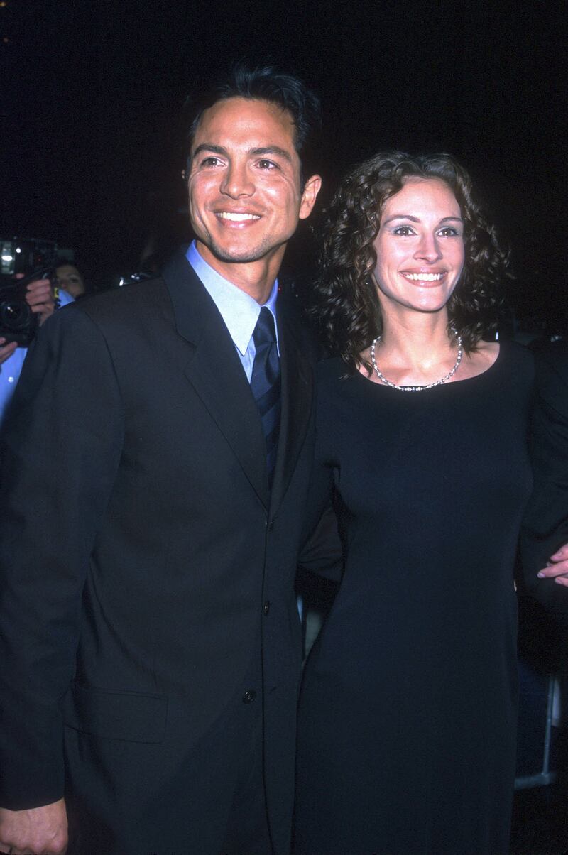 372944 01: Actress Julia Roberts arrives with Benjamin Bratt at the "Notting Hill" premiere at the Zeigfeld Theatre in New York City May 13, 1999. (Photo by Diane Freed)