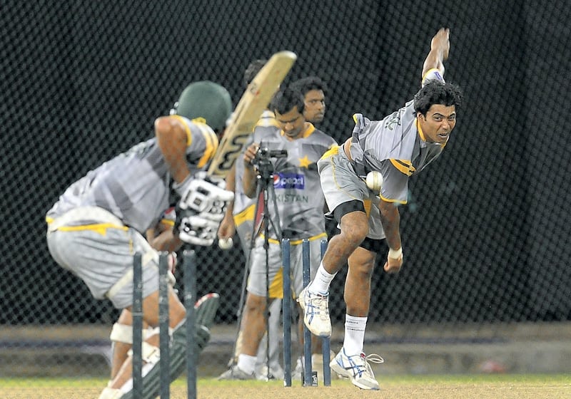 Pakistan cricketer Mohammad Sami (R) delivers the ball during a practice session at the R. Premadasa Stadium in Colombo on June 12, 2012. The third one-dayer will be played in R. Premadasa Stadium on June 13 and the last three games in Colombo on June 13, 16 and 18.  AFP PHOTO/ LAKRUWAN WANNIARACHCHI (Photo by LAKRUWAN WANNIARACHCHI / AFP)