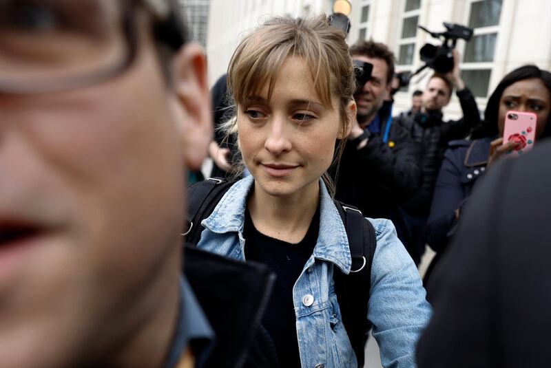 epa06690218 Actress Allison Mack (C) exits federal court in Brooklyn, New York, USA, 24 April 2018. Mack was arrested last week on charges of recruiting women into a sex trafficking operation.  EPA/PETER FOLEY