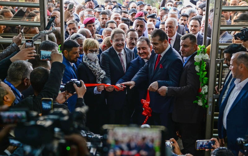 A picure shows the official inauguration on February 19, 2022 of Mosul University's new Central Library which has been refurbished with financing from a UN agency following it's destruction by jihadists over the past decade.  - The storied library of Iraq's Mosul University boasted a million titles before Islamic State group jihadists rampaged through it, toppling book shelves and burning ancient texts.  Now, almost five years after their defeat, the war-battered northern metropolis is trying to rebuild the pride of the city long known as a literature hub boasting countless booksellers and archives guarding rare manuscripts.  Four floors high with a sleek glass exterior, the Central Library will have an initial 32,000 books.  (Photo by Zaid AL-OBEIDI  /  AFP)