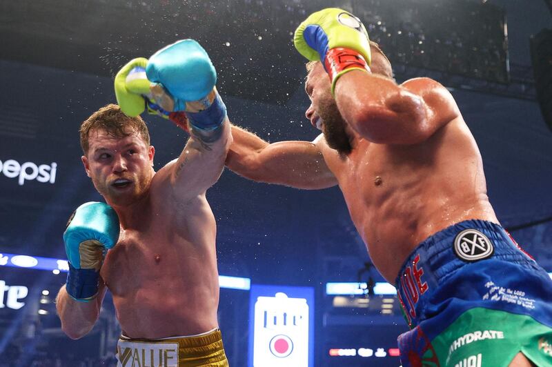 Saul Alvarez and Billy Joe Saunders exchange punches during their super middleweight title fight at the AT&T Stadium. AFP
