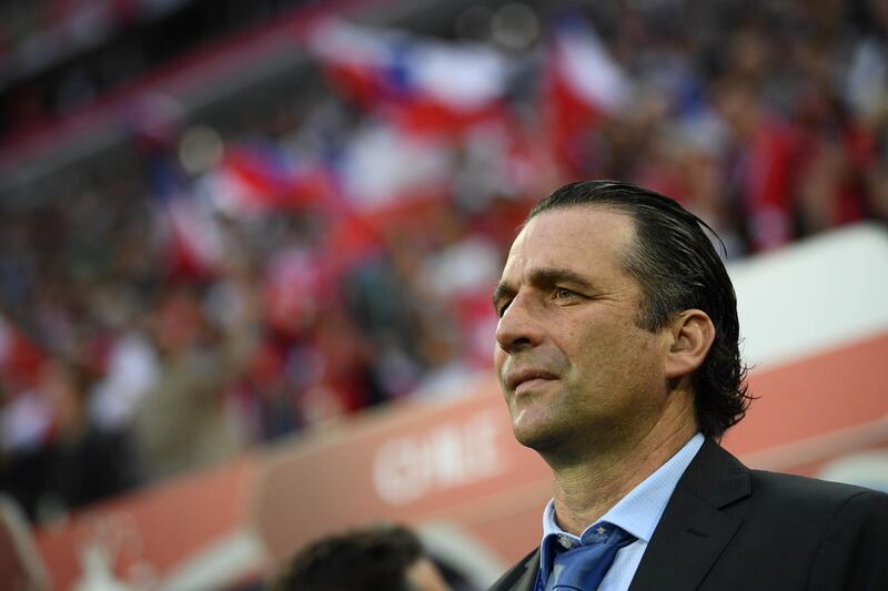 Chile's Spanish coach Juan Antonio Pizzi looks on during the start of the 2017 Confederations Cup final football match between Chile and Germany at the Saint Petersburg Stadium in Saint Petersburg on July 2, 2017. / AFP PHOTO / FRANCK FIFE