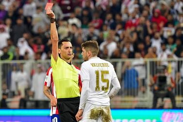 Spanish referee Jose Maria Sanchez Martinez (L) presents a red card to Real Madrid's Uruguayan midfielder Federico Valverde during the Spanish Super Cup final between Real Madrid and Atletico Madrid on January 12, 2020, at the King Abdullah Sports City in the Saudi Arabian port city of Jeddah. / AFP / Giuseppe CACACE