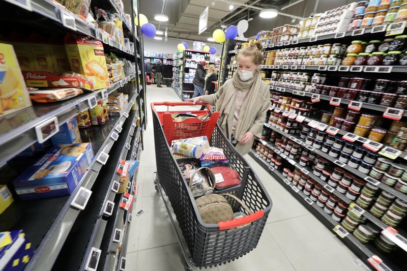 A woman pushes a shopping trolley as she shops in a supermarket at CAP3000 shopping mall in Saint-Laurent-du-Var near Nice as shops, schools remain closed and workers asked to work from home if possible, part of the latest French governmental measures against the coronavirus disease (COVID-19) outbreak, France, March 16, 2020. REUTERS/Eric Gaillard