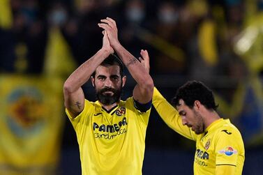 Soccer Football - Champions League -  Quarter Final - First Leg - Villarreal v Bayern Munich - Estadio de la Ceramica, Villarreal, Spain - April 6, 2022 Villarreal's Raul Albiol applauds fans after the match REUTERS / Pablo Morano