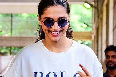 Bollywood actress Deepika Padukone shows her inked finger after casting her vote at a polling station during the state assembly election in Mumbai on October 21, 2019. / AFP / Sujit Jaiswal