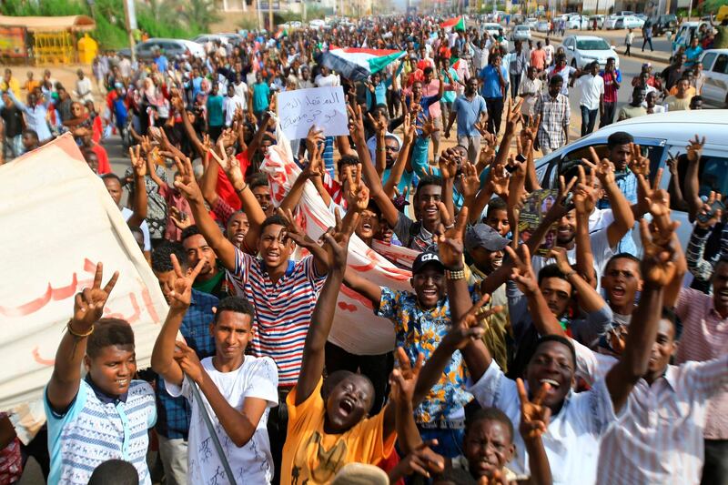 Sudanese protesters takes part in a demonstration called for by the Sudanese Professionals Association (SPA) to denounce the July 29 Al-Obeid killings, in the capital Khartoum on August 1, 2019.  Thousands of Sudanese demonstrators rallied today against the killing of four students, as protest leaders and ruling generals were set to resume talks to thrash out remaining issues on transitioning to civilian rule.
Tragedy struck Al-Obeid on July 29 when four high school students and two other protesters were shot dead at a rally against growing bread and fuel shortages in the city in central Sudan. / AFP / ASHRAF SHAZLY
