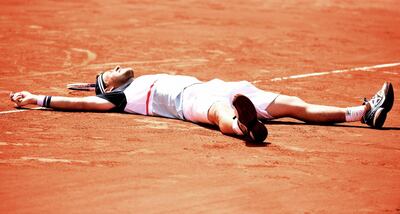 epa06784802 Diego Schwartzman of Argentina celebrates after winning against Kevin Anderson of South Africa during their men’s round of 16 match during the French Open tennis tournament at Roland Garros in Paris, France, 04 June 2018.  EPA/CAROLINE BLUMBERG