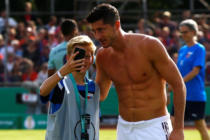 Soccer Football - DFB Cup First Round - SV Drochtersen/Assel v Bayern Munich - Kehdinger Stadion, Drochtersen, Germany - August 18, 2018   Bayern Munich's Robert Lewandowski poses for a photo with a fan after the match   REUTERS/Wolfgang Rattay    DFB RULES PROHIBIT USE IN MMS SERVICES VIA HANDHELD DEVICES UNTIL TWO HOURS AFTER A MATCH AND ANY USAGE ON INTERNET OR ONLINE MEDIA SIMULATING VIDEO FOOTAGE DURING THE MATCH.
