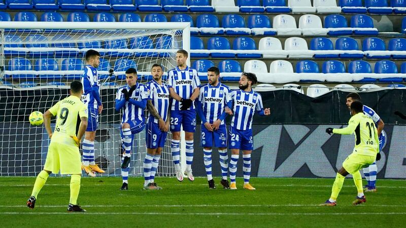 Atleticoo's Thomas Lemar shoots at goal from a free-kick. Reuters