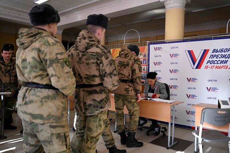 Service personnel register to vote in Moscow. AFP