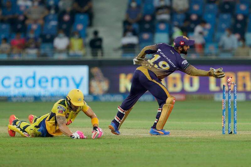 Dinesh Karthik of Kolkata Knight Riders trying to run out Faf du Plessis.