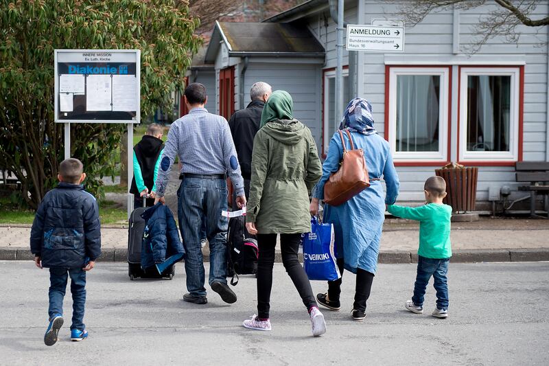 Refugees from Syria arrive at the Friedland shelter near Goettingen, central Germany, on April 4, 2016, after arriving from Turkey at the airport in Hanover.
The first Syrians arrived in Germany from Istanbul under a controversial EU-Turkey migrant pact. / AFP PHOTO / dpa / Swen Pfoertner / Germany OUT