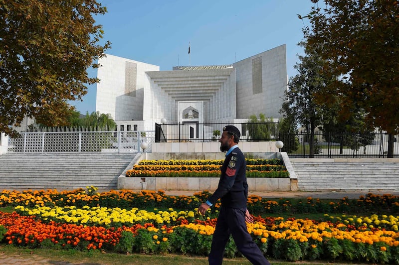 A policeman walks past in front of the Supreme Court building during a case hearing suspending the notification of the tenure extension of Chief of Army Staff (COAS) General Qamar Javed Bajwa, in Islamabad on November 28, 2019.  Pakistan's army chief was at the centre of fresh political uncertainty on November 28 as the Supreme Court weighed whether it should force him to retire, in an unprecedented challenge to the nuclear-armed nation's most powerful institution. / AFP / Farooq NAEEM
