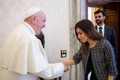 This handout picture taken and released by Vatican Media on December 20, 2018 shows Pope Francis (L) meeting Nobel Peace Prize laureate Nadia Murad (C) and human rights activist Abid Shamdeen (R) at the Vatican. (Photo by Handout / VATICAN MEDIA / AFP) / RESTRICTED TO EDITORIAL USE - MANDATORY CREDIT "AFP PHOTO / VATICAN MEDIA" - NO MARKETING NO ADVERTISING CAMPAIGNS - DISTRIBUTED AS A SERVICE TO CLIENTS ---
