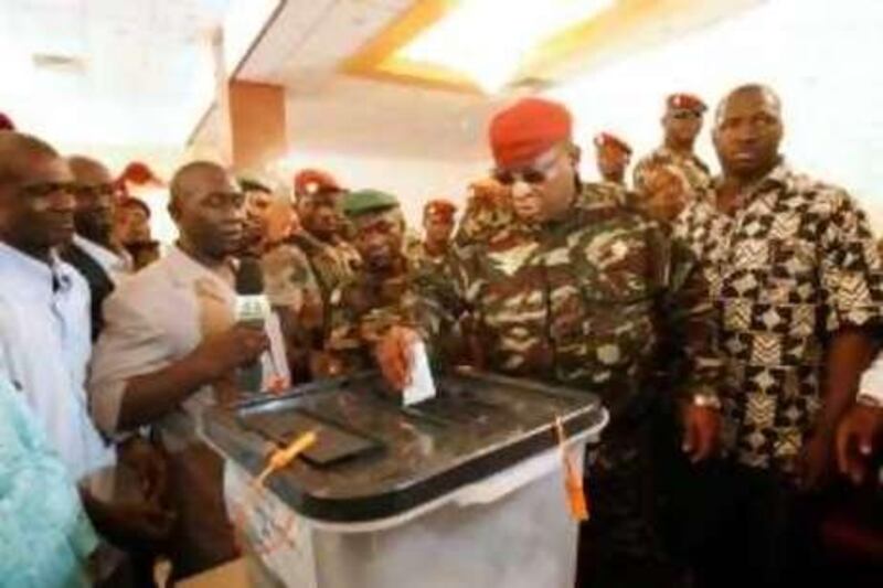 General Sekouba Konate, the junta leader of Guinea's interim government, votes at the Sekhoutoureyah palace in Conakry June 27, 2010. Voters in Guinea went to the polls on Sunday, forming long queues for their first chance to freely elect a leader since the coup-prone West African state won independence from France in 1958.   REUTERS /Luc Gnago  (GUINEA - Tags: POLITICS ELECTIONS) *** Local Caption ***  CON10_GUINEA-ELECTI_0627_11.JPG