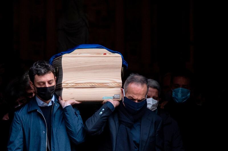TOPSHOT - Italy's former football player Antonio Cabrini (R) and the son of Paolo Rossi, Alessandro Rossi (L), carry the coffin of the late Italian football player during his funeral at the Santa Maria Annunciata Cathedral in Vicenza, northeastern Italy, on December 12, 2020. Former Italy's football player Paolo Rossi died on December 9, 2020 in Siena at the age of 64. / AFP / Marco Bertorello
