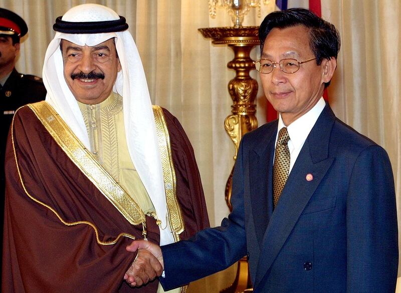 Thai Prime Minister Chuan Leekpai (R) shake hands with Bahrain Prime Minister Sheikh Khalifa bin Salman al-khalifa at the Government house in Bangkok 01 February 2001. Sheikh Khalifa is on two-day official visit to Thailand to discuss cooperation between the two countries.  AFP POOL PHOTO/Pornchai KITTIWONGSAKUL (Photo by PORNCHAI KITTIWONGSAKUL / POOL / AFP)
