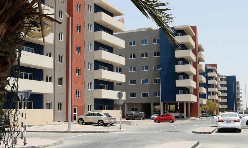 AL REEF LOW-END APARTMENTS: Q4 2015 - Q1 2016 no change. Q1 2015 - Q1 2016 up 4%. Studio - between Dh60,000 and Dh68,000. 1BR - between Dh75,000 and Dh90,000. 2BR - between Dh98,000 and Dh110,000. 3BR - between Dh120,000 and Dh140,000. Ravindranath K / The National