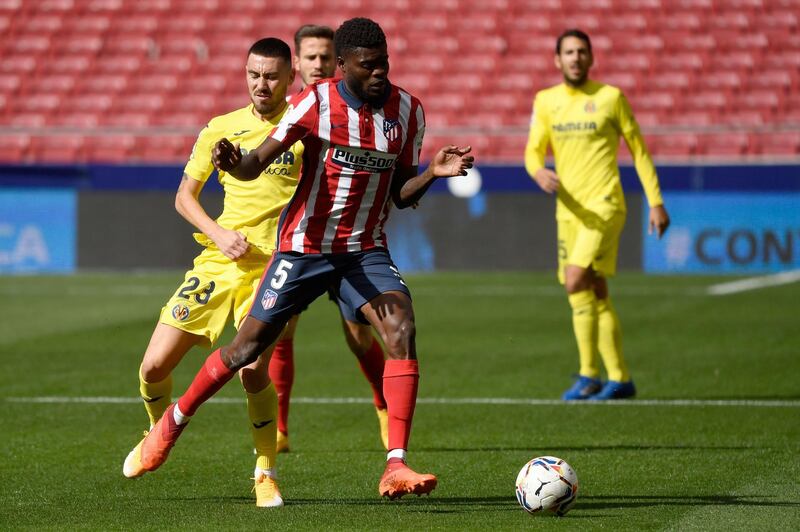 Villarreal's Spanish midfielder Moises Gomez (L) vies with Atletico Madrid's Ghanaian midfielder Thomas Partey during the Spanish League football match between Club Atletico de Madrid and Villarreal CF at the Wanda Metropolitano stadium in Madrid on October 3, 2020. / AFP / PIERRE-PHILIPPE MARCOU
