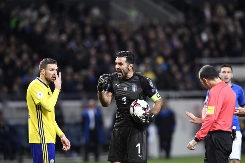 Turkish referee Cuneyt Cakir (R) calms Italy's goalkeeper Gianluigi Buffon (C) and Sweden's forward Marcus Berg during the FIFA World Cup 2018 qualification football match between Sweden and Italy in Solna,Sweden on November 10, 2017. / AFP PHOTO / Jonathan NACKSTRAND