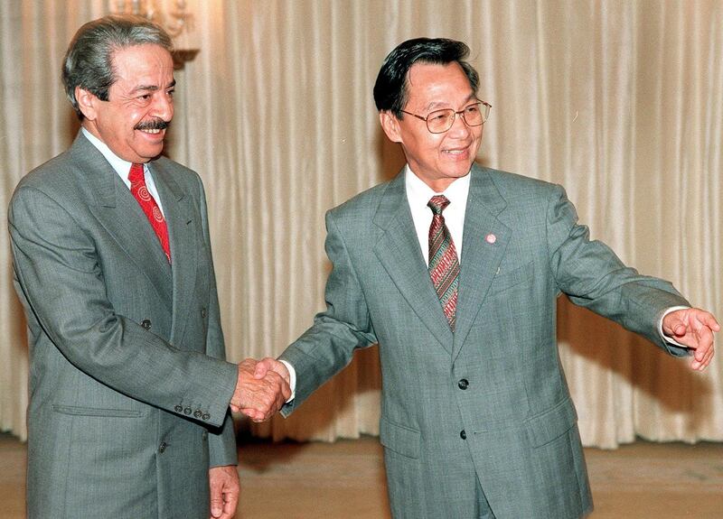 Thai Prime MInister Chuan Leekpai (R) welcomes Bahrain Prime Minister Shaikh Bin Salman Al-Khalifa (L) at the Government House in Bangkok 13 October 1999.  The two leaders mainly discussed trade relations between Thailand and Bahrain.  Shaikh Bin Salman Al-Khalifa is on a private visit to Thailand.         AFP PHOTO/Pornchai KITTIWONGSAKUL (Photo by PORNCHAI KITTIWONGSAKUL / AFP)