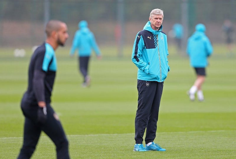 Arsenal manager Arsene Wenger and Theo Walcott during training. Action Images via Reuters / Matthew Childs