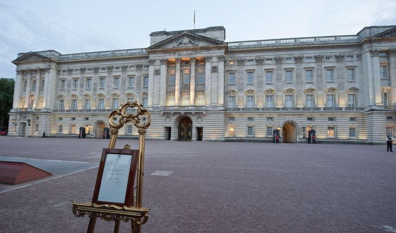 An easel stands in the forecourt of Buckingham Palace in London on July 22, 2013, to announce the birth of a baby  boy, at 4.24pm to Prince William and Catherine, Duchess of Cambridge, at St Mary's Hospital. Prince William's wife Kate on Monday gave birth to a baby boy who will one day be heir to the British throne, Kensington Palace said in a statement.   AFP PHOTO / WILL OLIVER
 *** Local Caption ***  597278-01-08.jpg