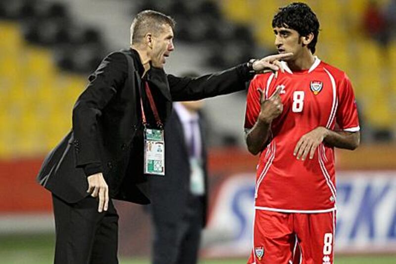 Srecko Katanec, the UAE coach, makes a point to Hamdan Al Kamali during the Asian Cup.