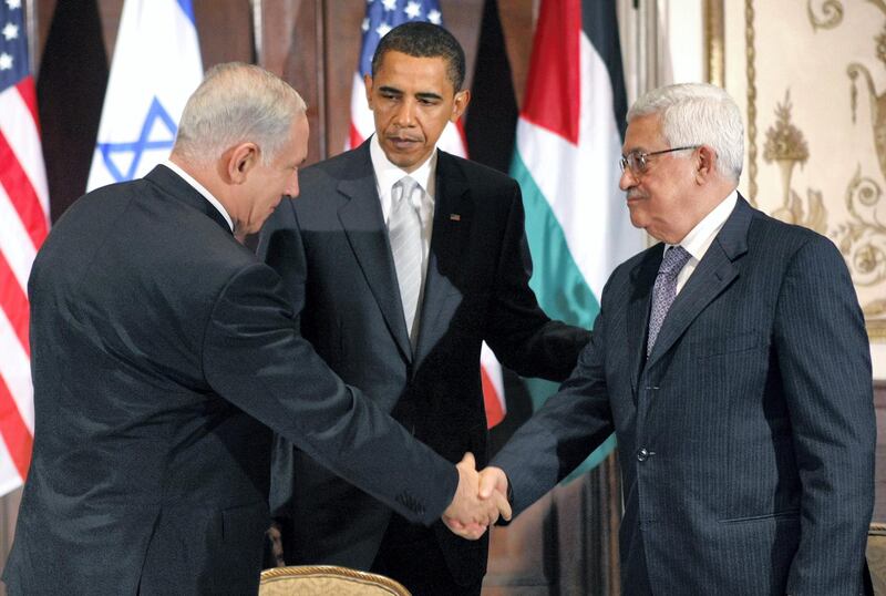 U.S. President Barack Obama watches Israeli Prime Minister Benjamin Netanyahu (L) and Palestinian President Mahmoud Abbas (R) shake hands during a trilateral meeting in New York September 22, 2009.     REUTERS/Kevin Lamarque (UNITED STATES POLITICS IMAGES OF THE DAY)